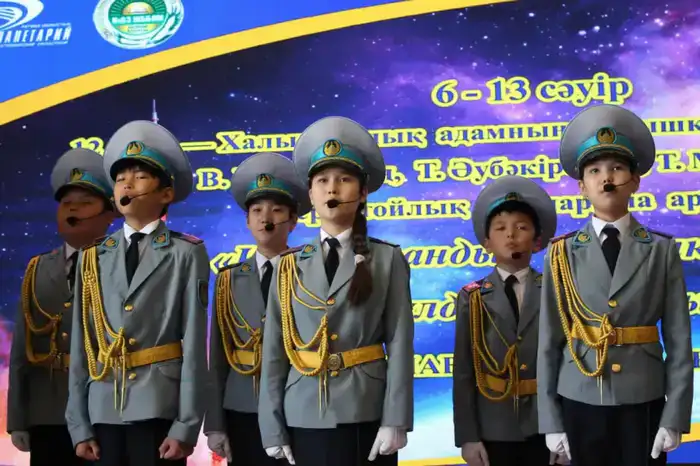 День космонавтики: в Актобе школьники знакомятся с авиационными и научными профессиями