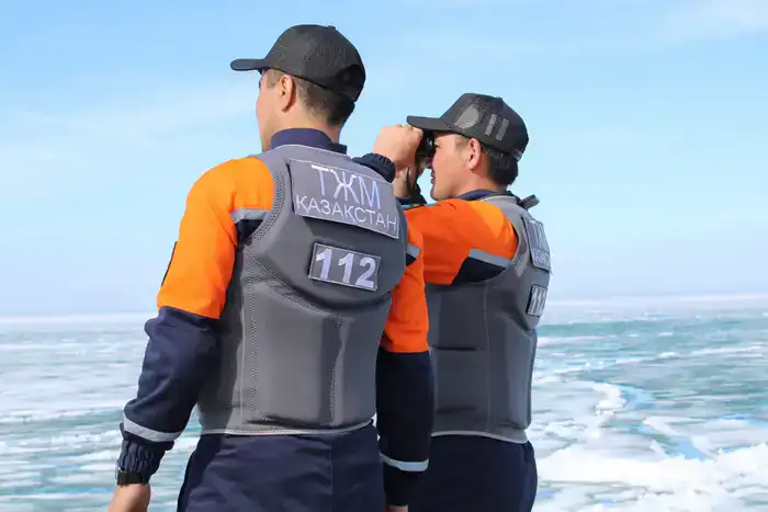 Спасатели МЧС продолжают патрулирование озера Балхаш в условиях нестабильного льда