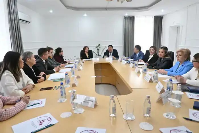 Уполномоченный по вопросам семьи при Президенте РК Снежанна Имашева ознакомилась с работой Центра разрешения семейных конфликтов в Астане (2)