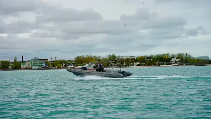 Спасатели МЧС патрулируют на акватории Капчагайского водохранилища (3)