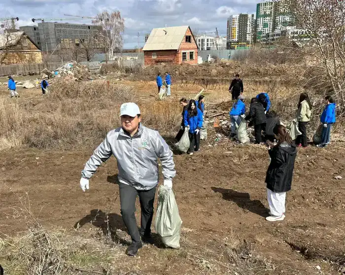 «Таза Қазақстан»: тонны мусора убрала столичная молодежь на набережной Есиля (9)