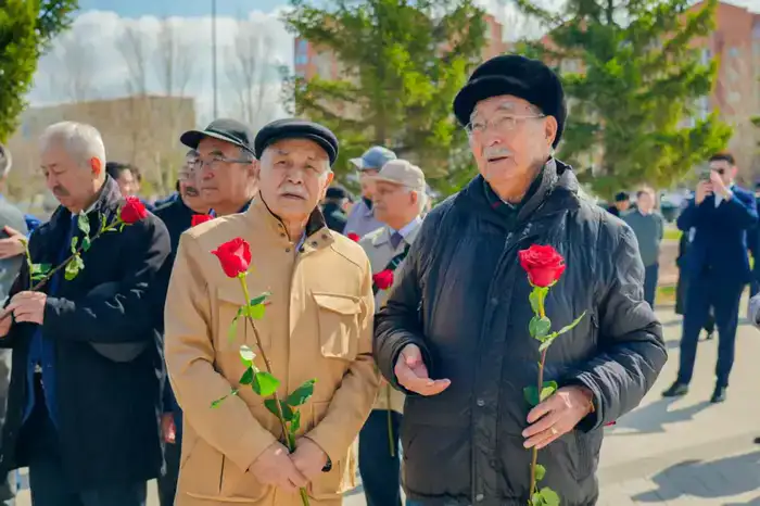 День работников науки: в Астане прошла церемония возложения цветов к памятнику Канышу Сатпаеву (7)