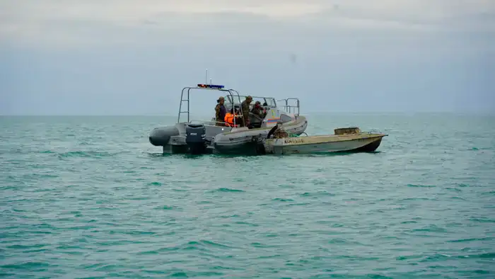 Спасатели МЧС патрулируют на акватории Капчагайского водохранилища (2)