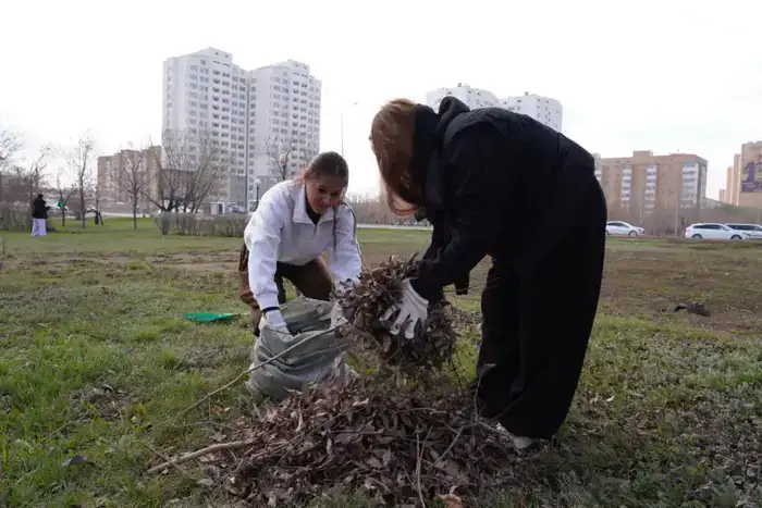Студенты столичного вуза приняли участие в субботнике (6)