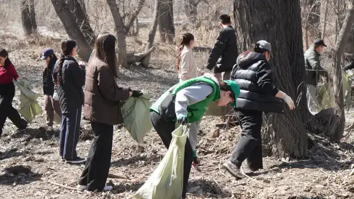 Таза Қазақстан: в Семее прошла акция по очистке острова Бейбітшілік (3)