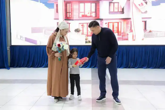 В ШЫМКЕНТЕ КЛЮЧИ ОТ КВАРТИР ПОЛУЧИЛИ НОВЫЕ СЕМЬИ ИЗ ЧИСЛА ОЧЕРЕДНИКОВ (4)