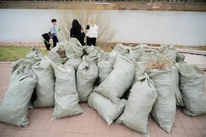 Молодежь Астаны участвует в экоинициативе "Таза Қазақстан" для очистки набережной реки Есиль