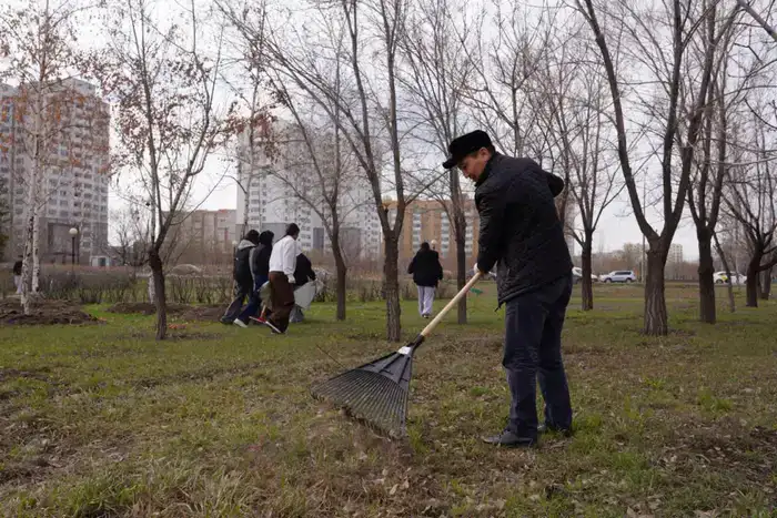 Студенты столичного вуза приняли участие в субботнике (3)