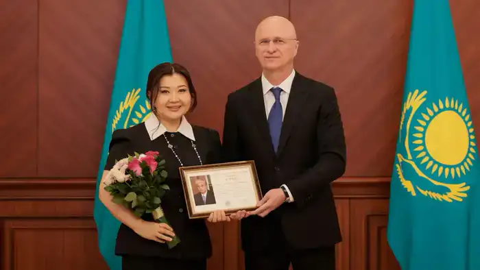 Первый заместитель Премьер-министра Роман Скляр вручил награды от имени Президента Казахстана сотрудникам государственных органов и представителям авиационной отрасли, принявших участие в эвакуации казахстанцев из стран Ближнего Востока (2)