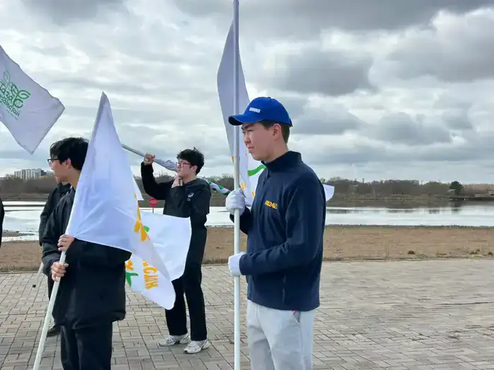 «Таза Қазақстан»: тонны мусора убрала столичная молодежь на набережной Есиля (5)