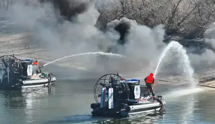 Спасатели МЧС усиливают готовность к природным пожарам с применением аэролодок (7)