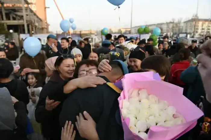 Солдат торжественно встретили на вокзале Астана-1