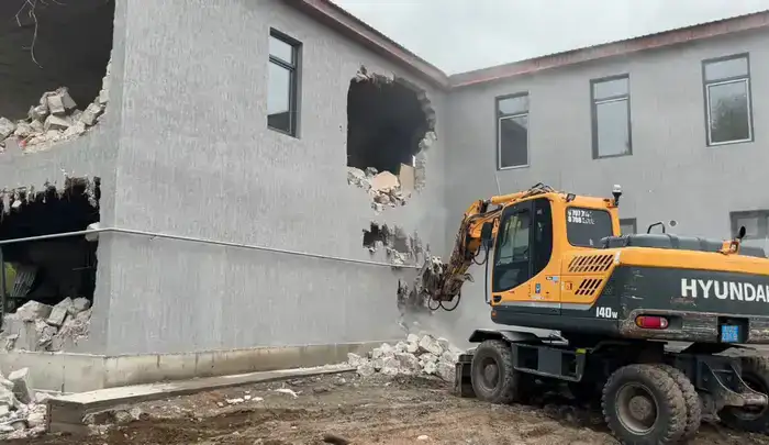 Снос незаконной пристройки к кафе "Эмиль" начался в Алматы