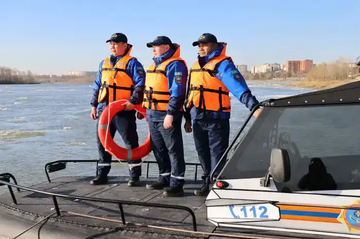 Спасатели МЧС усиливают безопасность на Иртыше (6)