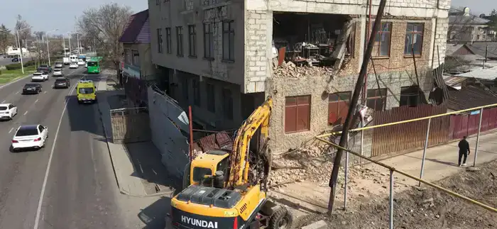 Снос незаконного здания в Алматы: последствия для городской застройки и соблюдения законодательства