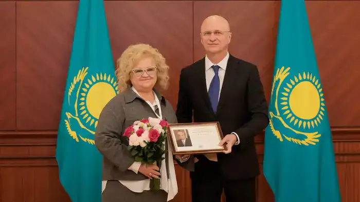 Первый заместитель Премьер-министра Роман Скляр вручил награды от имени Президента Казахстана сотрудникам государственных органов и представителям авиационной отрасли, принявших участие в эвакуации казахстанцев из стран Ближнего Востока (7)