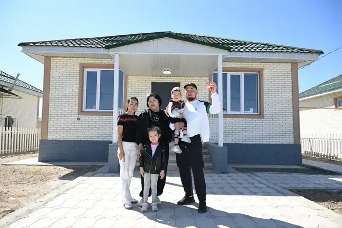 Бейбит Исабаев вручил очередникам ключи от новых домов (7)