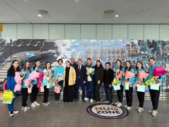 Столичные спортсменки, завоевавшие серебро на Кубке мира, вернулись на родину (5)