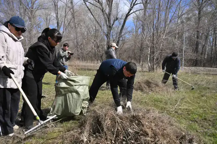 Аким области принял участие в общерегиональном субботнике (4)