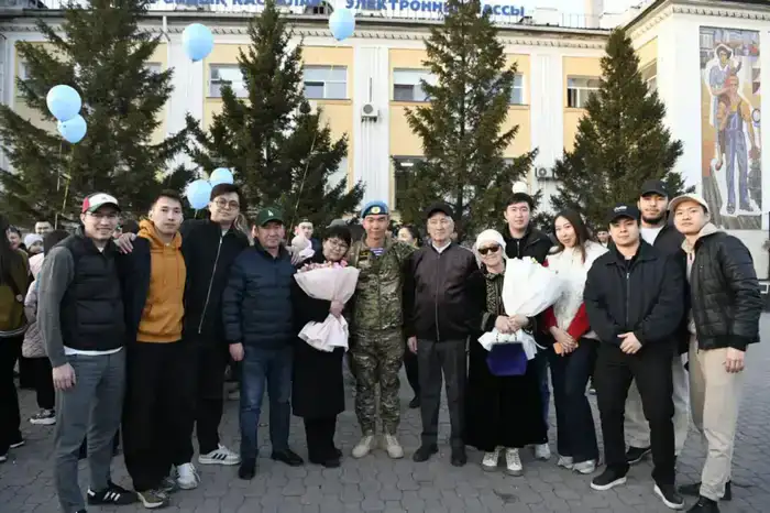 На столичном вокзале родные и близкие торжественно встретили солдат, вернувшихся из армии (8)
