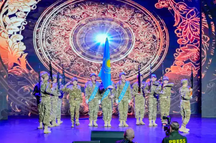 «Защита Родины — дело настоящих мужчин!»: в Астане проводили в армию очередную группу молодых людей (5)