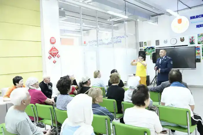 «Закон и порядок»: как не попасть в ловушки мошенников, рассказали пожилым жителям столицы (5)