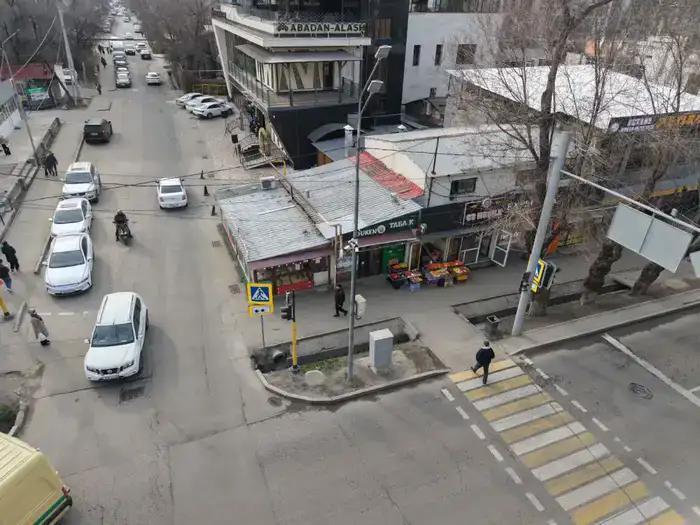 Снос незаконного объекта на ул. Розыбакиева в Алматы