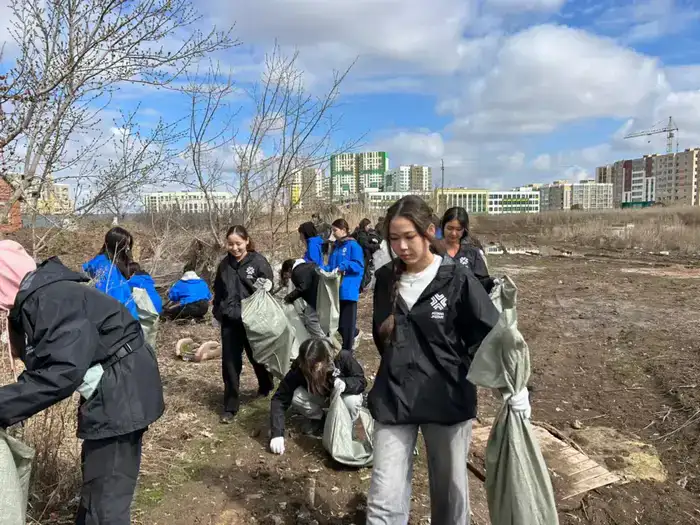 «Таза Қазақстан»: тонны мусора убрала столичная молодежь на набережной Есиля (6)