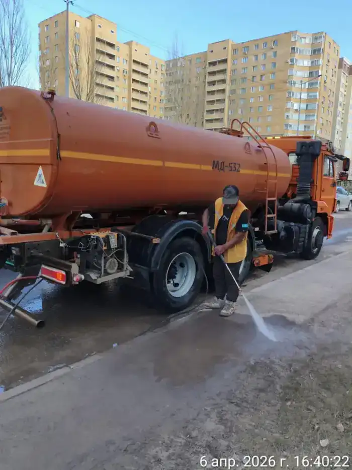 В Астане продолжается масштабная уборка после зимы (8)