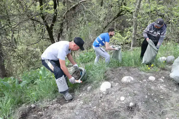 Берег реки Терисбулак очистили от мусора в Медеуском районе Алматы (6)