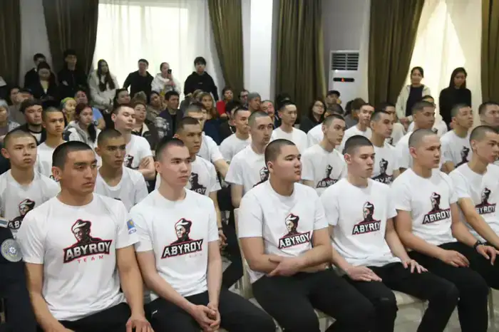 Группу молодых жителей столицы торжественно проводили на службу в рядах СГО (5)