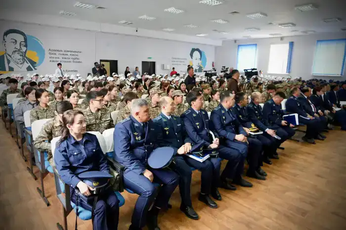 БЕЗОПАСНАЯ ШКОЛА: В ШЫМКЕНТЕ 500 ШКОЛЬНИКОВ ВСТРЕТИЛИСЬ С ГЛАВОЙ ПОЛИЦИИ (7)