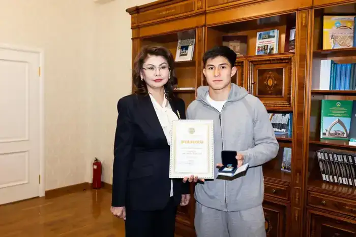Аида Балаева вручила нападающему ФК«Кайрат» Дастану Сатпаеву государственную молодежную премию «Дарын» (2)