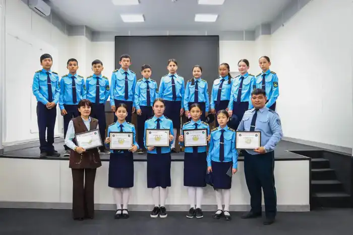 Школьники полицейских классов трёх районов ВКО побывали на экскурсии в Департаменте полиции (10)