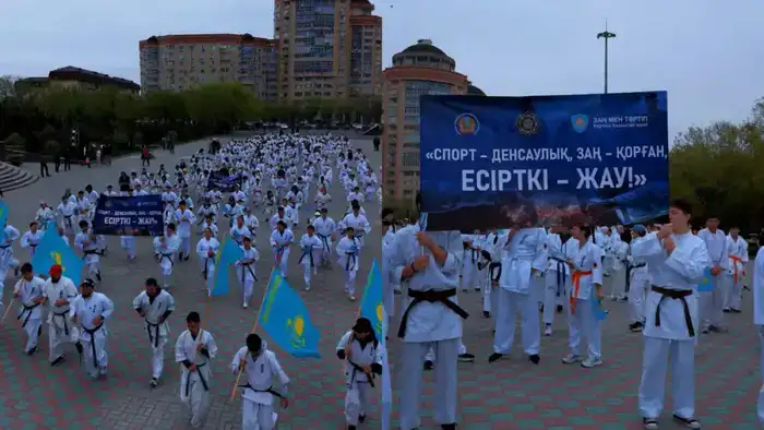 В Атырау прошел марафон против наркотиков с участием 300 спортсменов