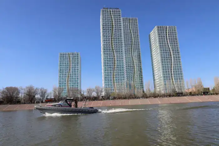 Безопасность на Есиле обеспечивают столичные спасатели (2)