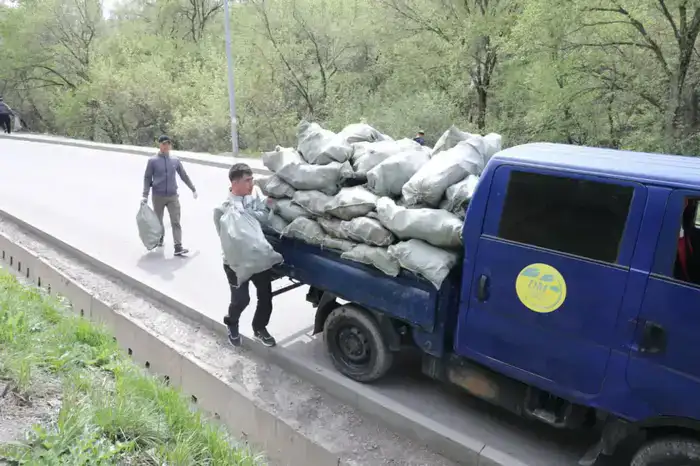 Берег реки Терисбулак очистили от мусора в Медеуском районе Алматы (3)