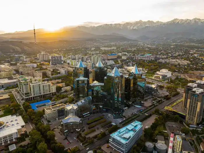 Более 700 работников ежедневно обеспечивают санитарную очистку Ауэзовского района Алматы (2)