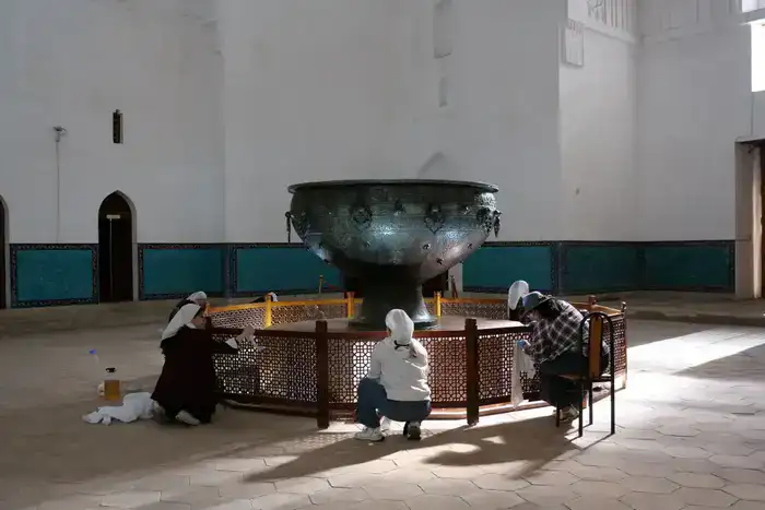 Масштабная уборка у мавзолея Ходжи Ахмеда Ясави: сотрудники музея активно участвуют в мероприятии