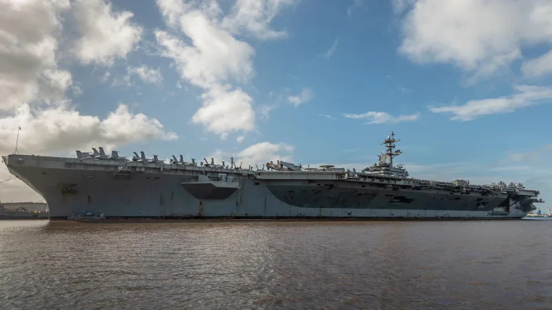 Иран установил новые мины в Ормузском проливе, США направили авианосец в регион - Axios