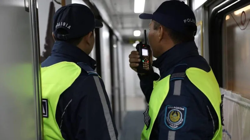 Заголовок: "Казахстан в центре внимания: пенсионные изменения, новый закон и задержания полицейских" 

23 апреля в Казахстане произошло несколько значительных событий. Важным моментом дня стало обсуждение нового закона о пенсионных выплатах, который вызва