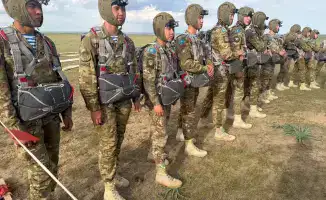 30 курсантов Военного института Сухопутных войск успешно выполнили ночные прыжки с парашютом с высоты 800 метров