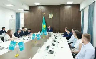 Поддержка юных спортсменов: Ербол Карашукеев наградил ватерполистов Жамбылской области