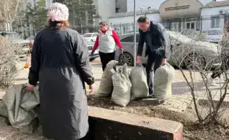 Государственный академический русский театр драмы имени М. Горького провел субботник в рамках акции «Таза Қазақстан» в Астане