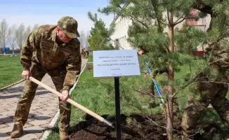 Министр обороны и военнослужащие участвуют в международной экологической инициативе «Таза Қазақстан»