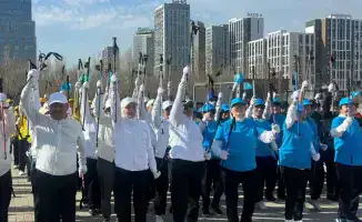 В Астане пенсионеры собрались для спортивного флешмоба, приуроченного ко Дню здоровья