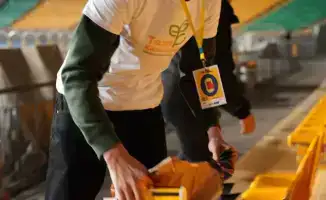 Уборка стадиона в Алматы после матча