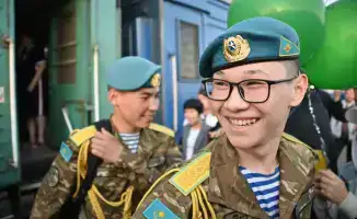 На перроне вокзала военнослужащий сделал предложение своей возлюбленной