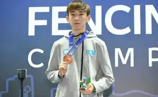 Алматинский меченосец принес Казахстану историческую бронзу на мировом пьедестале фехтования
