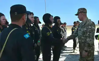 Взгляд на цель: Главком Сухопутных войск уверенно управляет танковым огнем